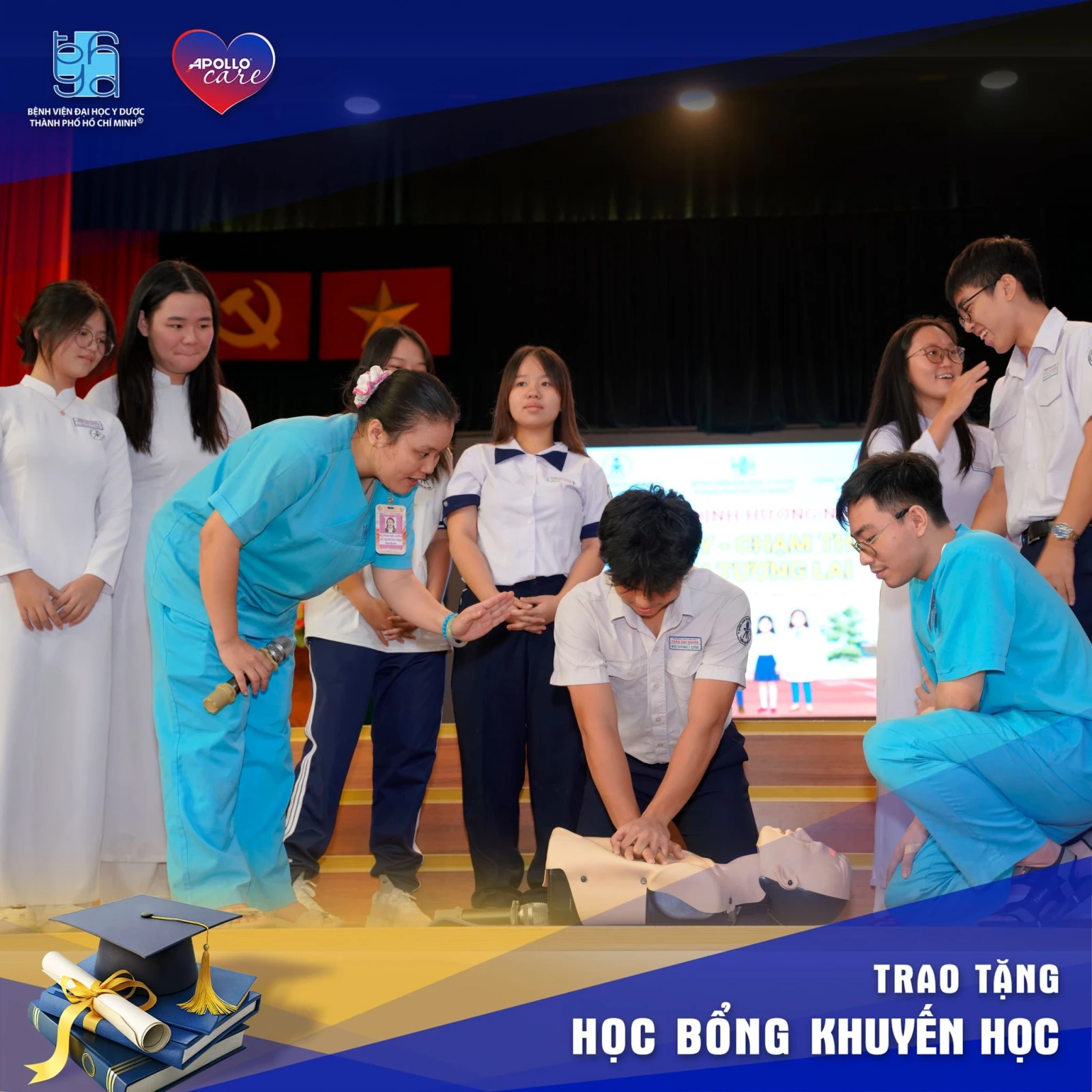 Học sinh được lắng nghe chia sẻ và trải nghiệm sơ cứu cùng đội ngũ Y, Bác sĩ đến từ Bệnh viện Đại học Y Dược TP.HCM